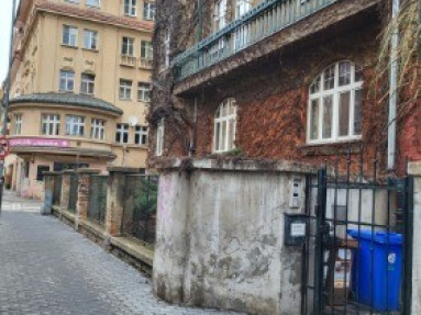 Prenájom 3 izbový byt Klemensovej ul.v Bratislave - Staré Mesto , čiastočne zariadený,